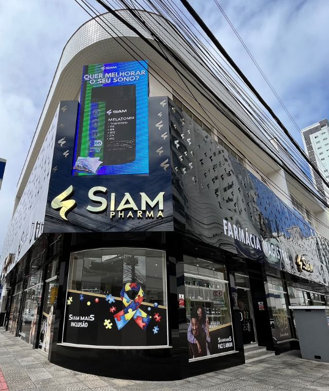 Fachada e laboratório da Siam Pharma - Inovação e Ciência